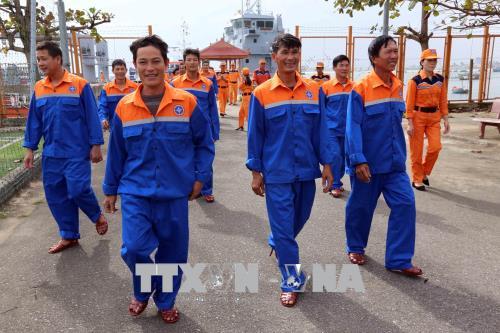 Lai dắt thành công tàu cá bị nạn cùng 11 ngư dân về đất liền an toàn 